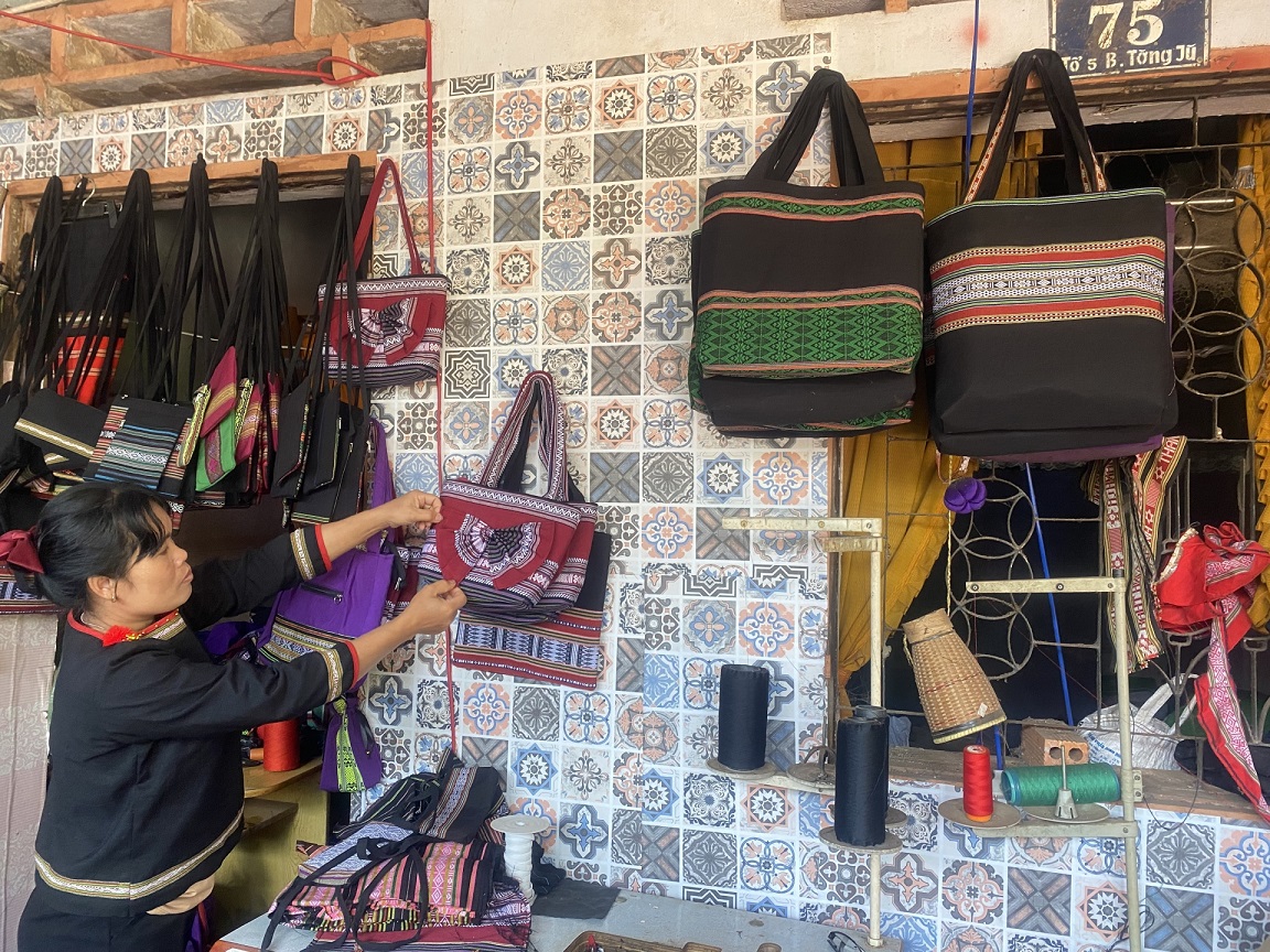 HTX dệt thổ cẩm